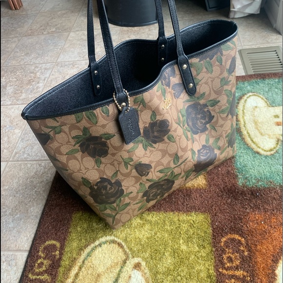 REVERSIBLE CITY TOTE WITH CAMO ROSE FLORAL PRINT - Picture 1 of 8